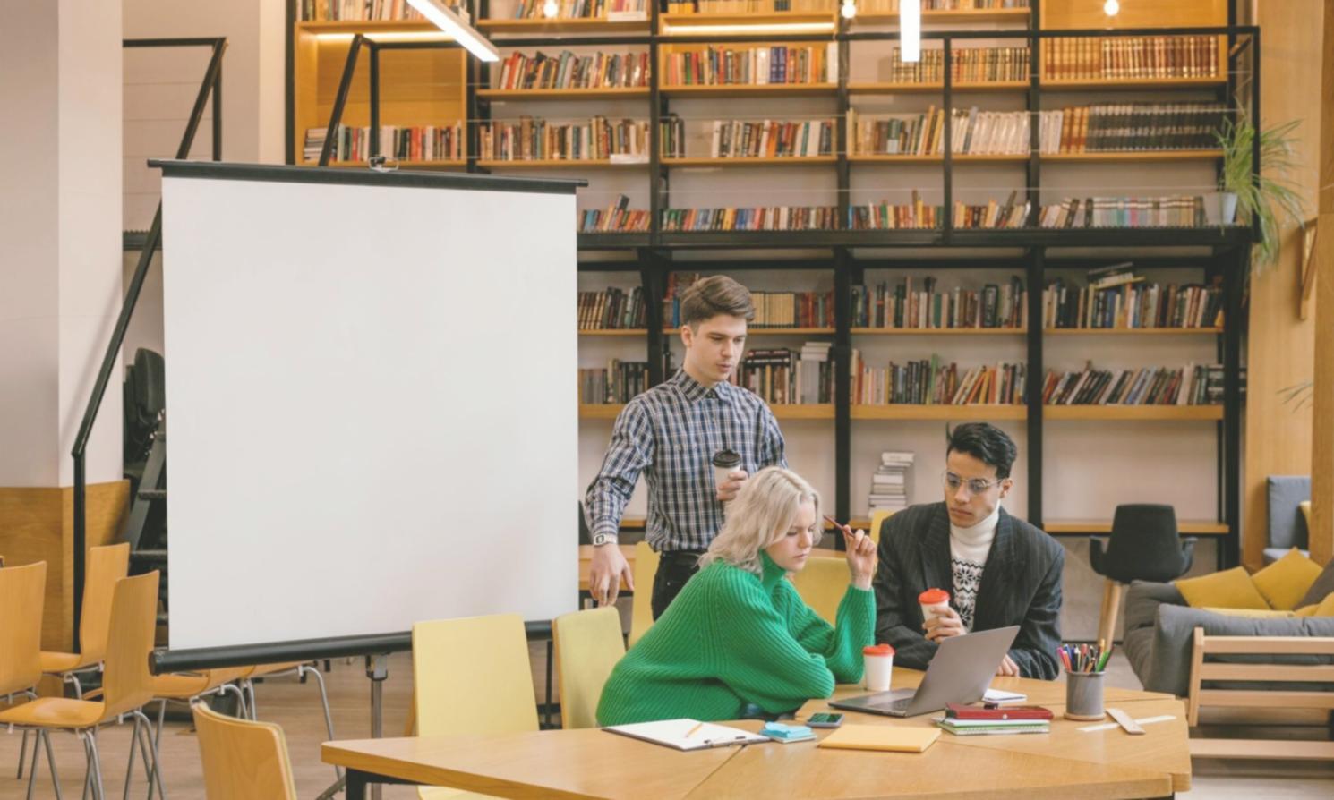 Espace de travail avec ordinateur portable et documents